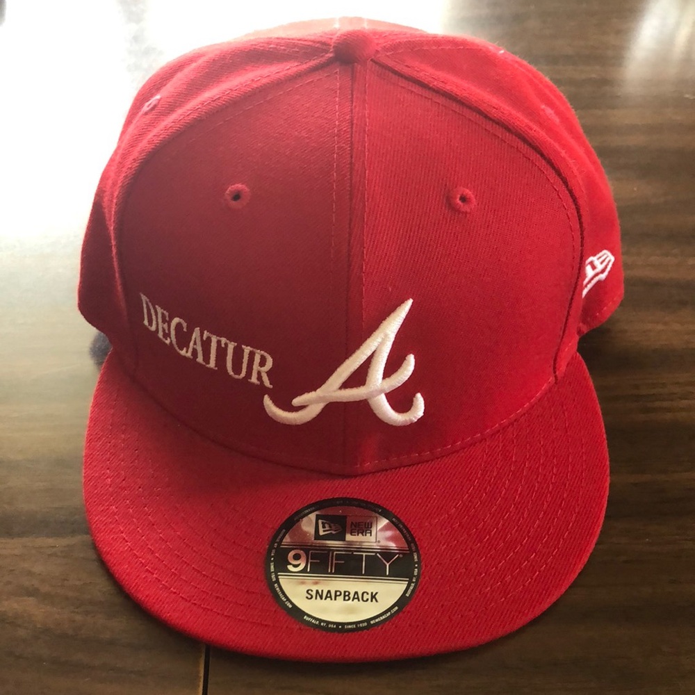 ATLANTA BRAVES. SNAPBACK HAT. BRAND NEW. NEW ERA. RED